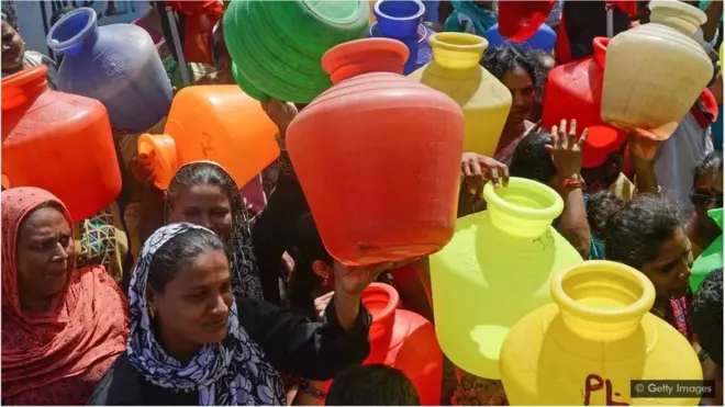 Sejumlah perempuan di Chennai membawa kendi penampung air bersih untuk kebutuhan rumah tangga mereka.
