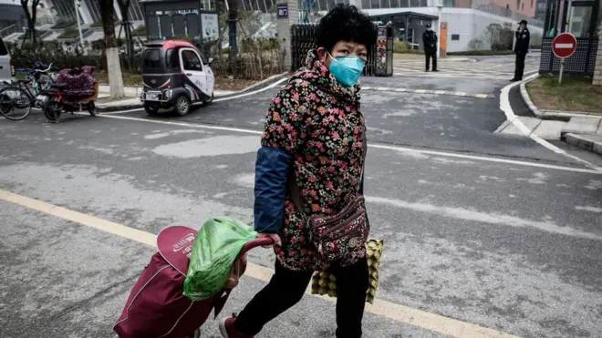 La imagen de personas usando mascarillas para evitar el contagio se ha hecho usual en Wuhan y en muchas otras ciudades chinas.