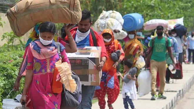 Jutaan pekerja migran meninggalkan kota-kota besar setelah PM Modi menerapkan karantina wilayah pada bulan Maret.