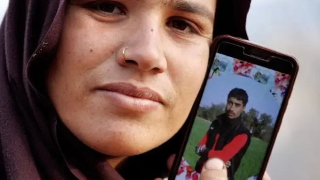 شیرین اپنے شوہر کی تصویر کے ساتھ