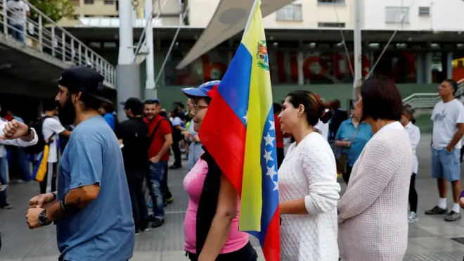 Caracas'ta sandıkta sıraya girenler