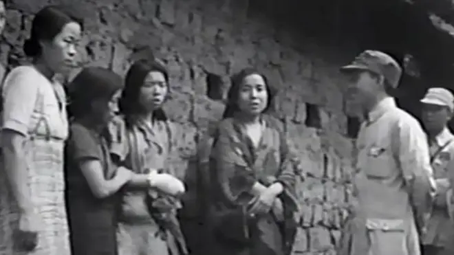 वीडियो में एक चीनी सैनिक को लाइन में खड़ी कई महिलाओं से बात करते हुए दिखाया गया है.
