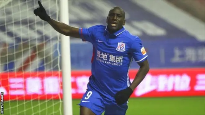 Demba Ba a fait un premier passage au Shanghaï Shenhua entre 2015 et 2016 avant d'y retourner en juillet dernier.