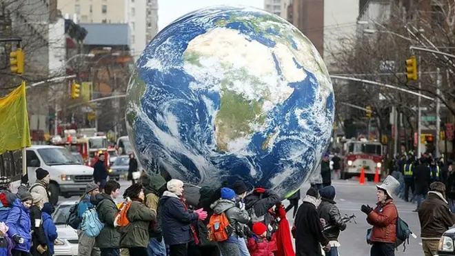 سفر کردن و دیدن نقاط مختلف کره زمین