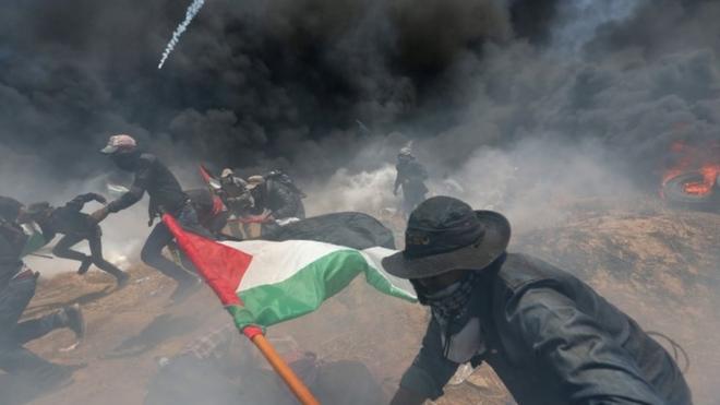 以色列向巴勒斯坦抗議人群發射催淚彈