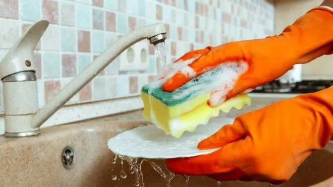 Au Zimbabwe, de nombreuses femmes se tournent vers les services domestiques.