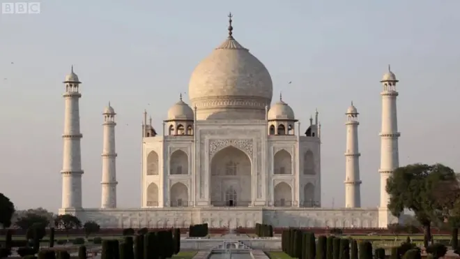Через забруднене повітря на Тадж-Махалі з'являються плями