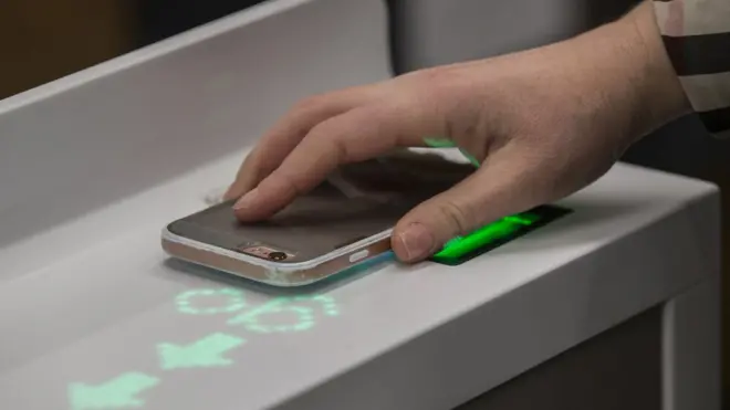 સ્ટોરમાં આ રીતે મોબાઇલ સ્વાઇપ કરવાથી એન્ટ્રી થશે પછી પેમેન્ટ ઑટોમૅટિક થઈ જશે