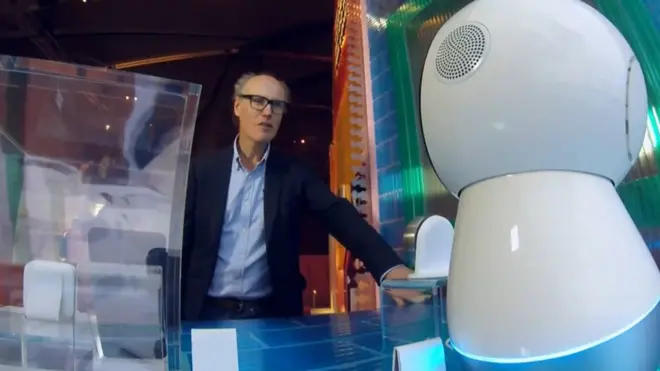 Вілл Гомперц знайомиться з роботом Джібо