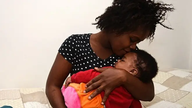 Nwaanyị na-eleta nwa ya