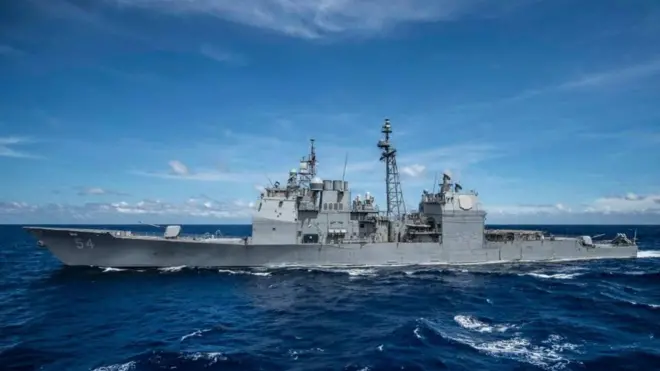 Tàu tuần dương mang tên lửa USS Antietam (CG-54) đi vào vùng biển bên trong 12 hải lý gần Hoàng Sa