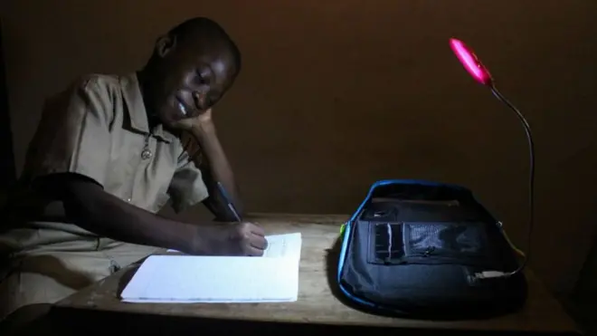 Le sac solaire ivoirien est conçu pour les écoliers des zones sans électricité.