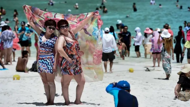 Sebelum ditutup untuk wisatawan, teluk itu didatangi hingga 5.000 wisatawan setiap harinya, menyebabkan sebagian besar karang di perairan itu mengalami kerusakan.