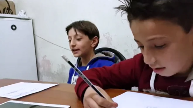 12-летний Виссам и 11-летний Зейн живут вместе с родителями в восточной части Алеппо