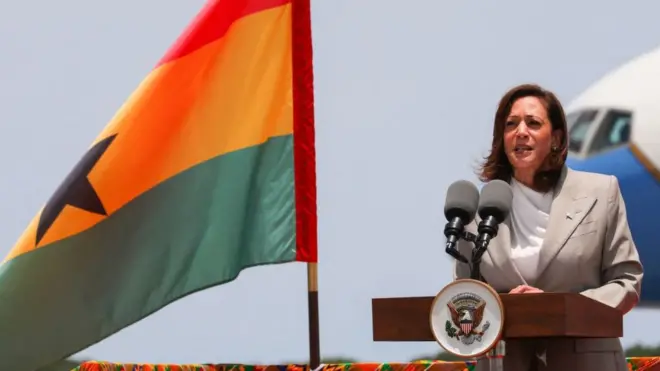 La vicepresidenta de Estados Unidos, Kamala Harris, da un discurso de saludo en el Aeropuerto Internacional de Kotoka, en Accra, Ghana, 26 de marzo, 2023