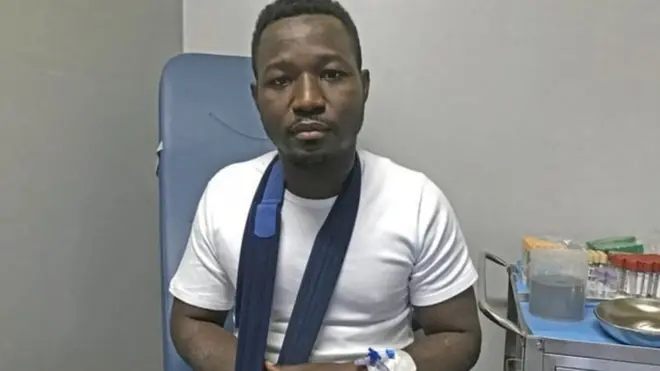 Kofi Wilson bin dey go bab heair wen dem shoot am