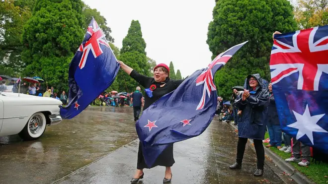 A estrela da Comunidade Britânica (à direita) é um dos elementos mais marcantes da bandeira da Austrália, enquanto a da Nova Zelândia (ao centro) é caracterizada pelas estrelas vermelhas