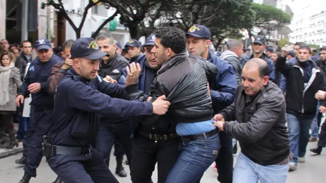 (Illustration: Un jeune entrain d'être interpelé lors d'une manifestation contre le 4eme mandat pour le président sortant devant la Faculté centrale de l'Université d'Alger