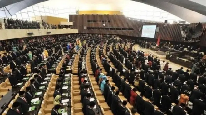 Sejumlah anggota DPR dan mantan anggota DPR diduga menerima dana dari pengadaan KTP elektronik.