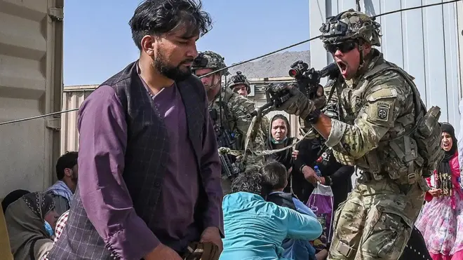 የአሜሪካ ወታደር ሽጉጥ ደግኖ