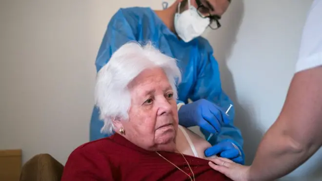 สตรีสูงอายุชาวสเปนรับวัคซีนป้องกันโรคโควิด-19 ที่ศูนย์ดูแลคนชราแห่งหนึ่งในสเปน