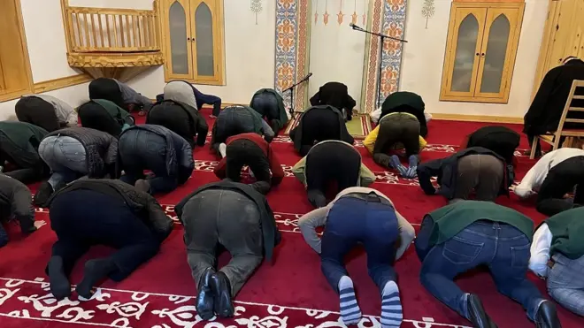 дервиши током молитве