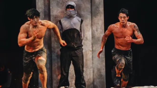 Dos concursantes corren para atrapar una pelota que deben sostener por tres minutos.