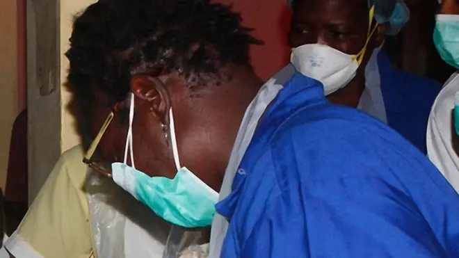 घायलों का इलाज कर रहे एक डॉक्टर