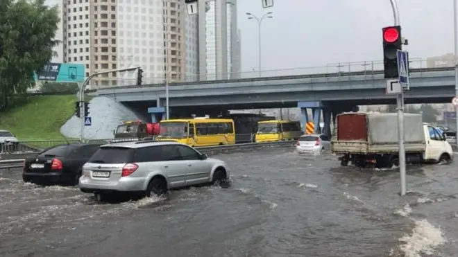 Метро "Лівобережна" після зливи в Києві в понеділок