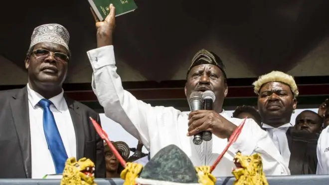 Miguna Miguna (en cravate bleue) a été arrêté lors d'une descente effectuée à l'aube à son domicile par les forces de police.