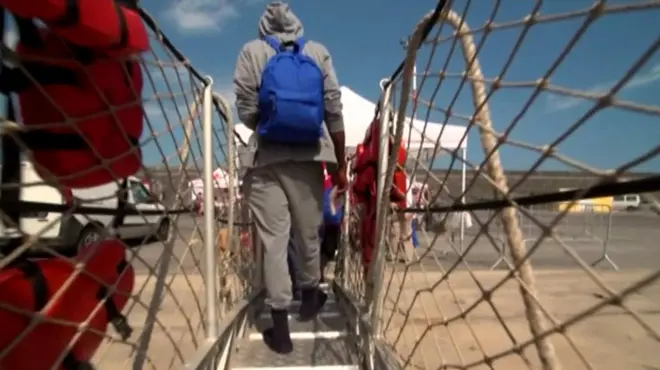 В Европу продолжают прибывать мигранты из Африки. Среди ним много детей и подростков. Что ждет их в этом новом мире?