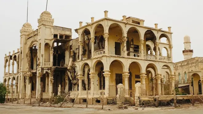 ምጽዋዕ በአንድ ወቅት ላይ ቅንጡ በነበሩ አሁን ላይ ግን ፈራርሰው ብቻቸውን በተተዉ ህንጻዎች ተሞልታለች።