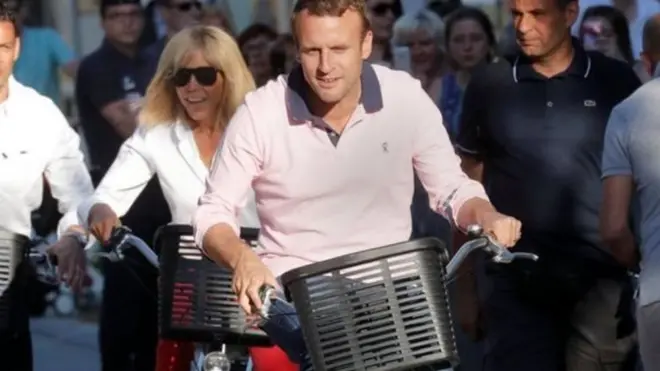 ماكرون وزوجته يستقلان الدراجات قرب منزلهما السبت