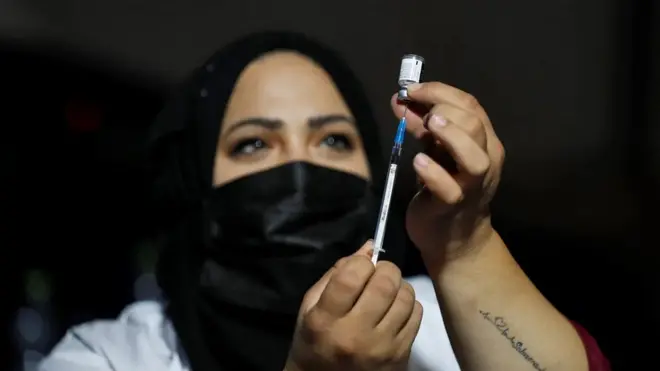 هل من الأفضل الحصول على جرعة ثالثة من لقاح فيروس كورونا؟