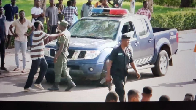 Ghana students holding off policemen