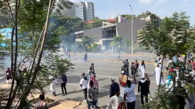 በአዲስ አበባ በኢድ ሶላት ላይ ረብሻ ላይ ፖሊስ አስለቃሽ ጭስ ተኩሷል።