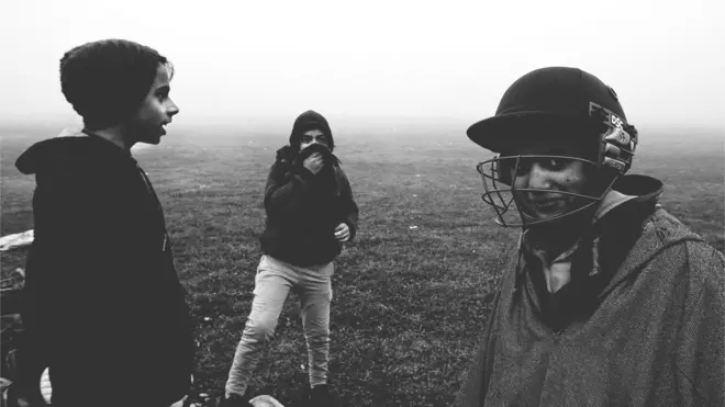 سرد موسم میں کھیلنے کے لیے گرم کپڑے پہننا بھی ضروری ہے