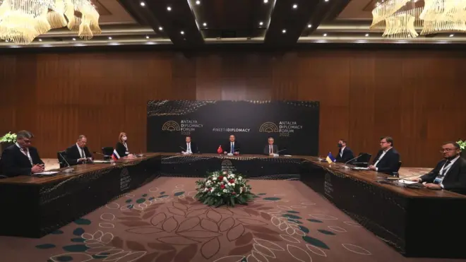 Rusya'nın Ukrayna'yı işgali sonrası ilk üst düzey görüşmede, iki ülkenin dışişleri bakanları Türkiye'de bir araya geldi. Antalya'daki zirveye Sergei Lavrov ve Dmitro Kuleba'nın yanında Türkiye Dışişleri Bakanı Mevlüt Çavuşoğlu da katıldı. Toplantının ardından bir açıklama yapan Kuleba, ateşkes konusunda bir gelişme kaydedilemediğii söyledi.