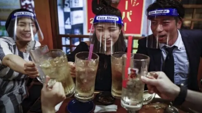 جاپان میں کچھ صارفین نے بارز میں پلاسٹک کے فیس ماسک پہن رکھے ہیں