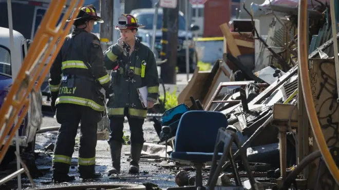 В здании отсутствовала система пожаротушения, проходы были загромождены мебелью и хламом