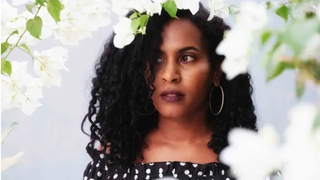 "La blogueuse de mode Nuha Malik et moi sommes amis depuis des années - cette photo d'elle fait partie d'une série Instagram sur les coiffures frisées", explique Ola.