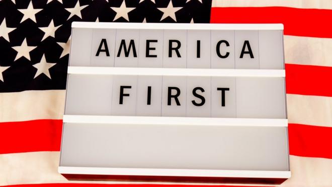 Cartel con la frase "America first"
