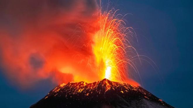Volcán Popocatépetl en erupción.