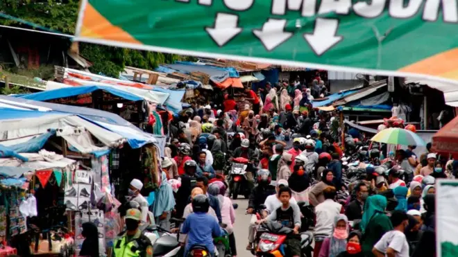 Di sejumlah wilayah yang menerapkan PSBB, keramaian masih ditemui.