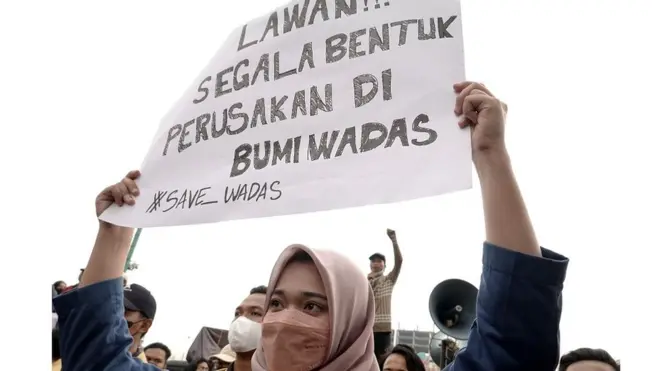 Sejumlah mahasiswa dari beberapa universitas di Kabupaten Banyumas berunjukrasa di di Alun-alun Purwokerto, Banyumas, Jateng, Jumat (11/2/2022).