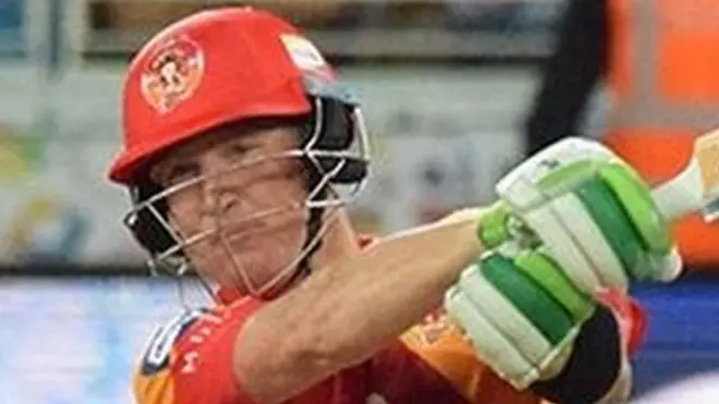 بریڈ ہڈن نے جارحانہ بیٹنگ کرتے ہوئے ایک چھکے اور چھ چوکوں کی مدد سے 30 گیندوں پر اپنی نصف سینچری مکمل کی