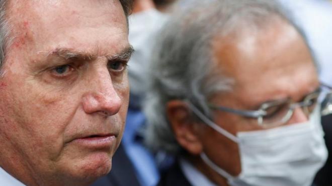 Jair Bolsonaro ao ladobolão caixa pela internetPaulo Guedes
