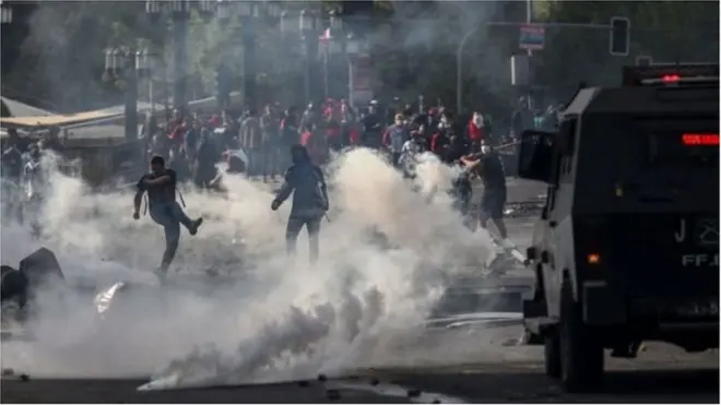 राजधानी सैंटियागो में सुरक्षा बलों के साथ प्रदर्शनकारियों का संघर्ष