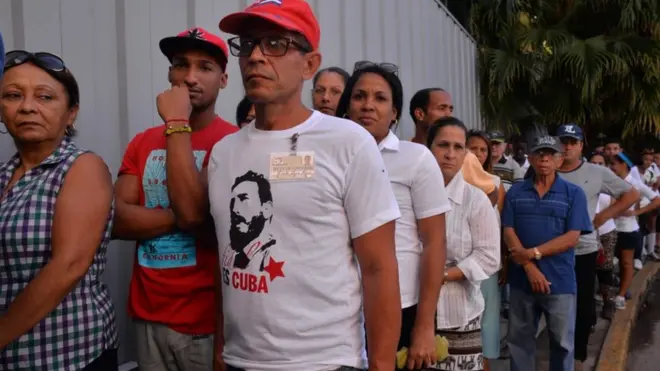 Küba halkı Fidel Castro'ya son görevlerini yerine getirmek için saatlerce, hatta günlerce beklemeyi göze aldı