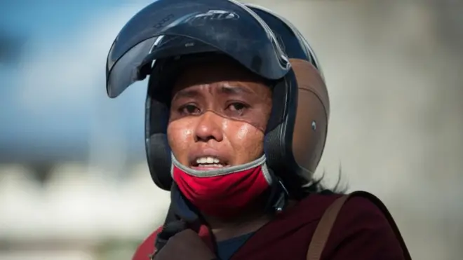 Seorang perempuan menangis di antara reruntuhan Kota Palu, Sulawesi Tengah.